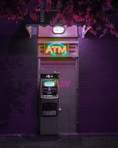 点亮的 ATM
